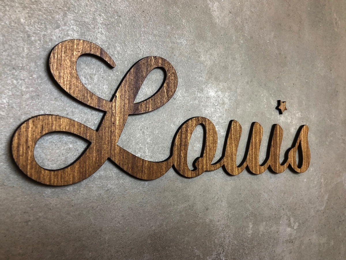 Individueller Schriftzug aus lasiertem Holz Grapefruit.de
