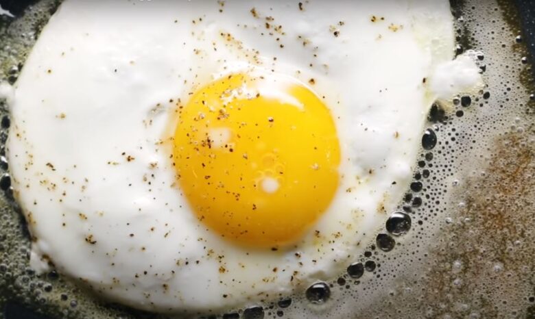 Over medium eggs for light and energetic brunch! Here is the easy
