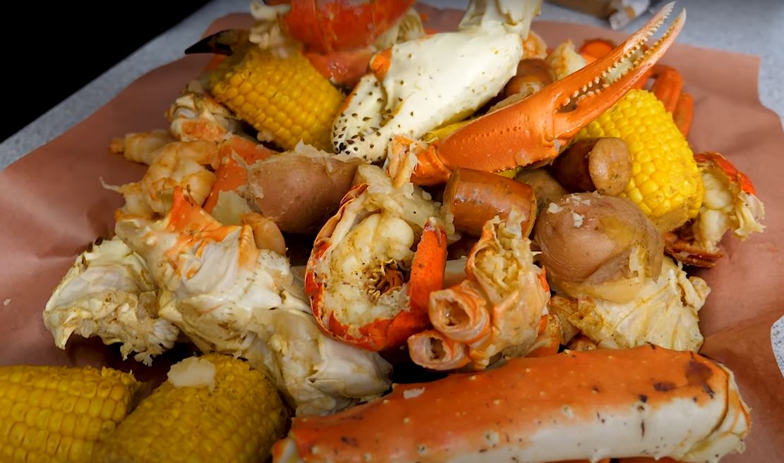 Cajun seafood boil recipe to try this summer! Discover this amazing