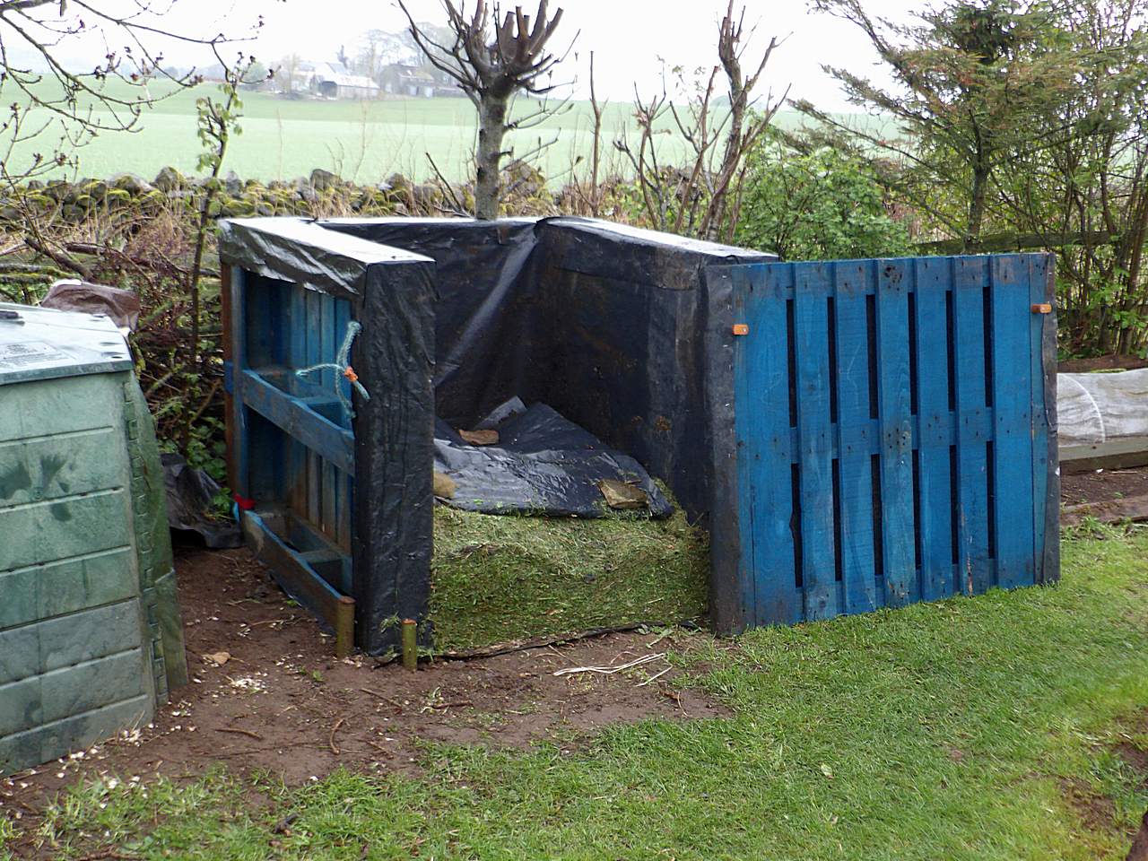 Super Simple Pallet Compost Bin g.r.calder