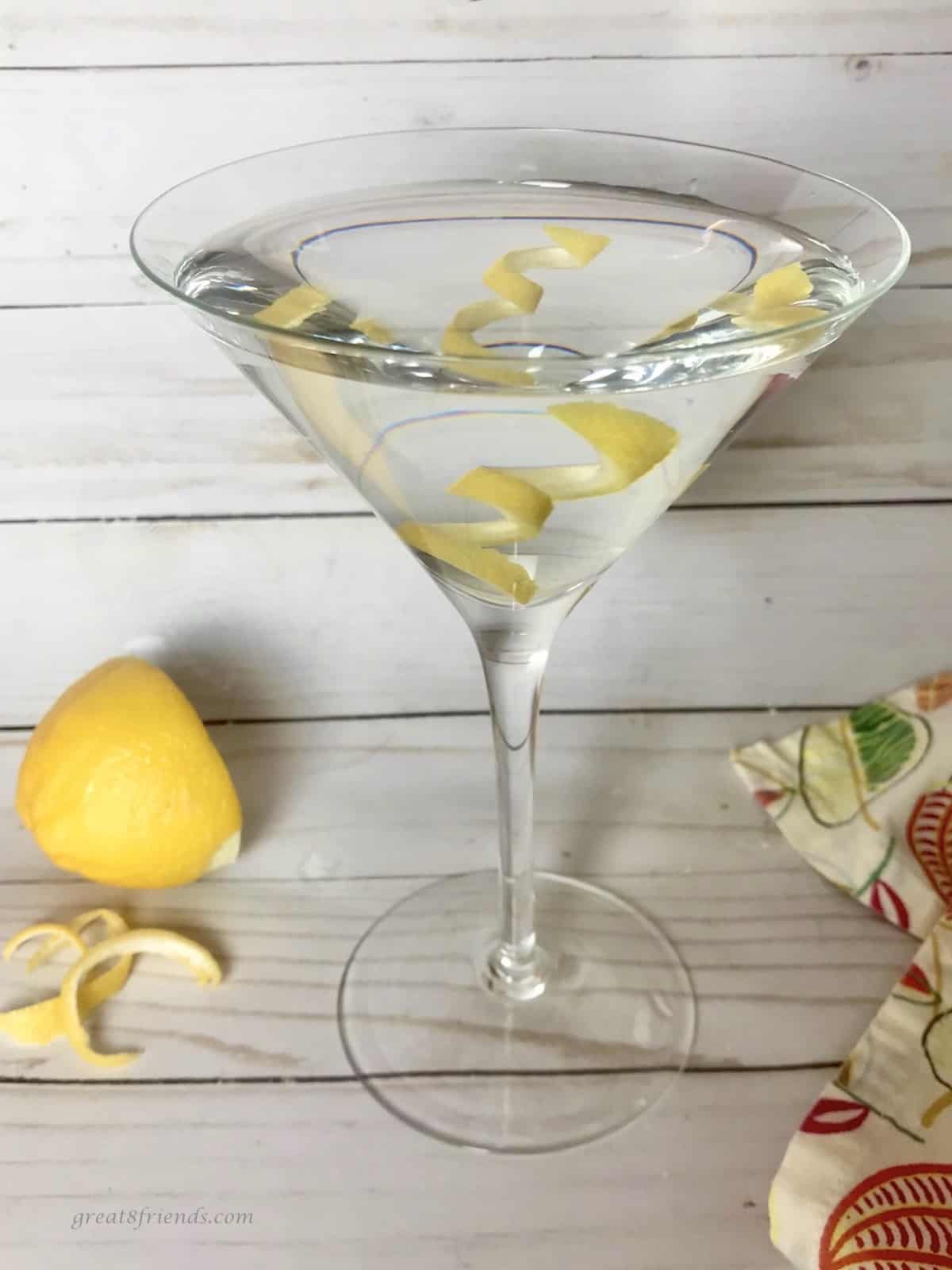 The Gin Martini… A Classic Cocktail Great Eight Friends