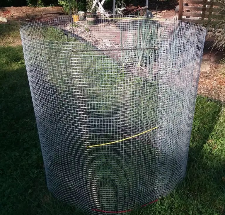 Making a Wire Compost Bin Easy! Green and Grumpy