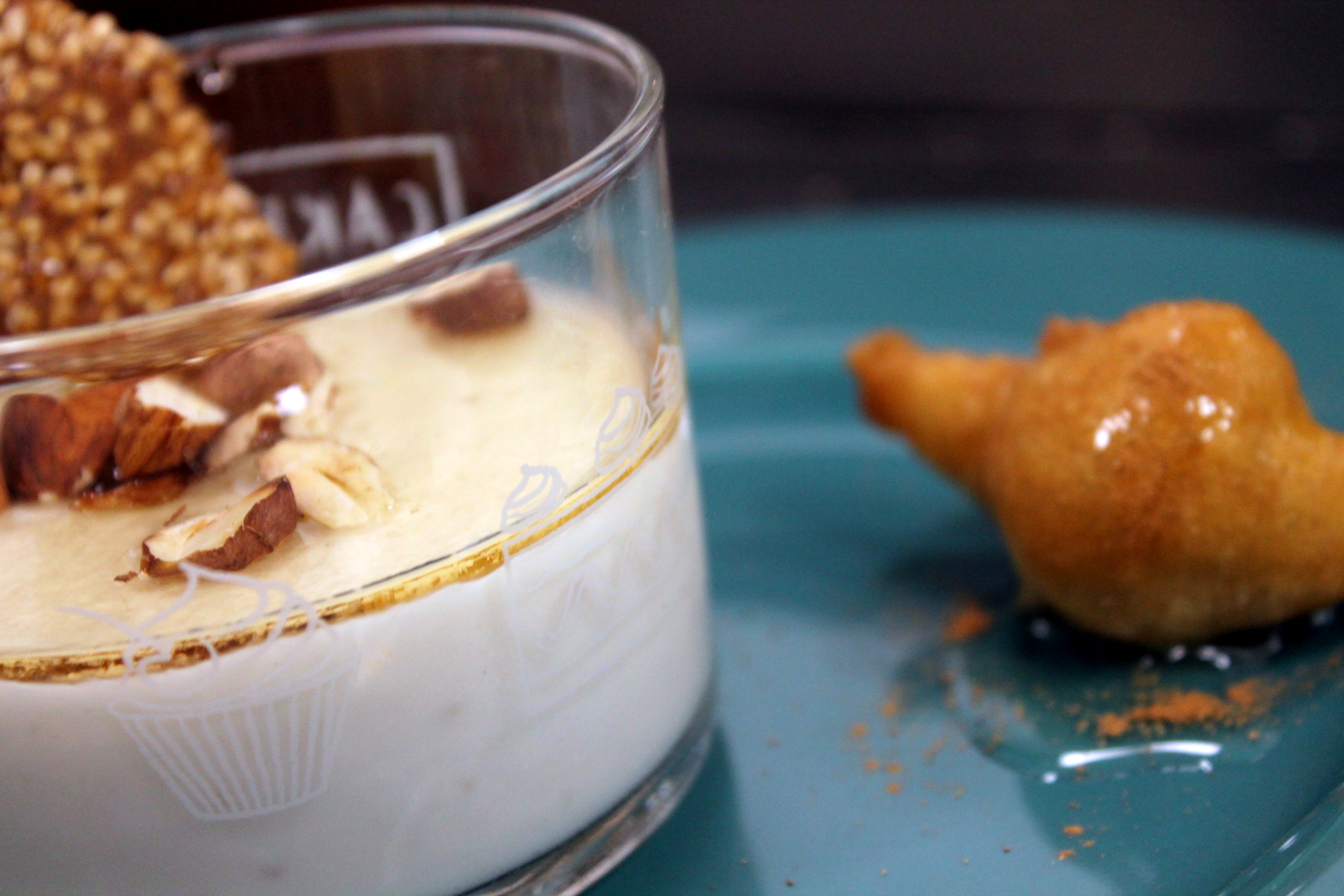 "yogurt greco" di mandorla con mandorle tostate e sciroppo d'agave