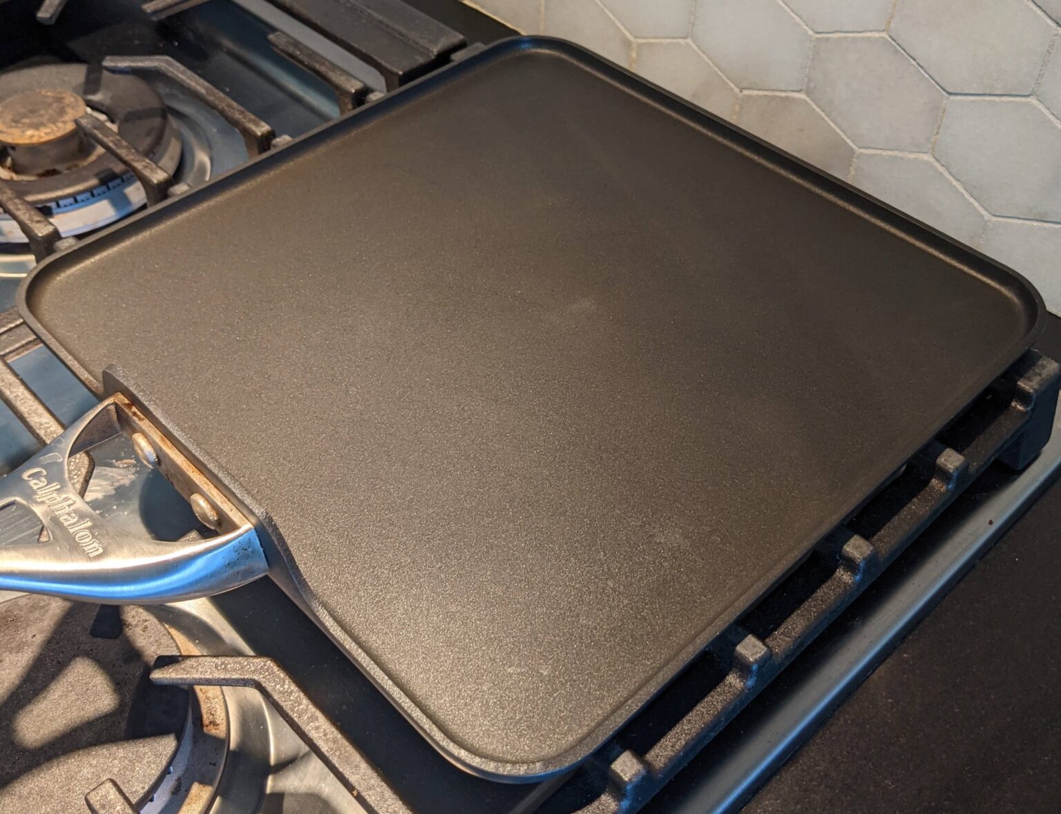 Griddles vs. Skillets What's the Difference? Griddle Sizzle