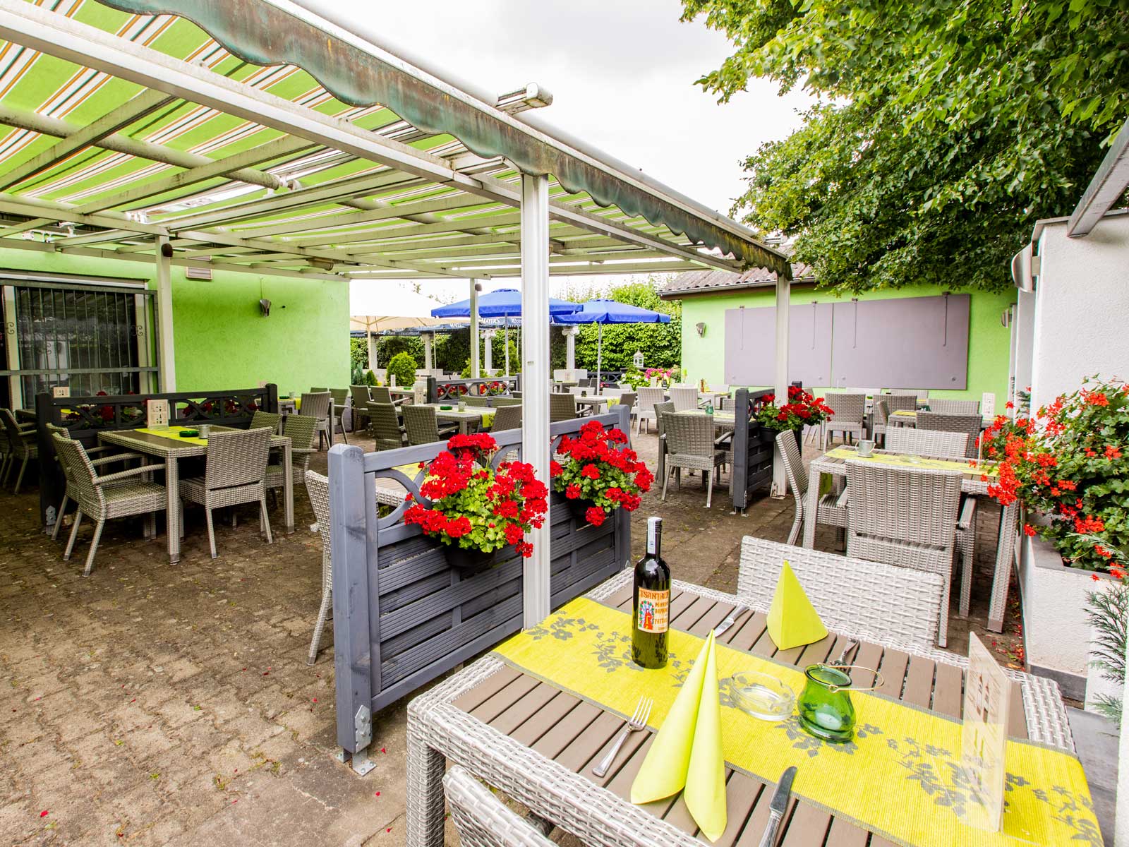 aussenbereicholympia12 Olympia griechisches Restaurant Mannheim