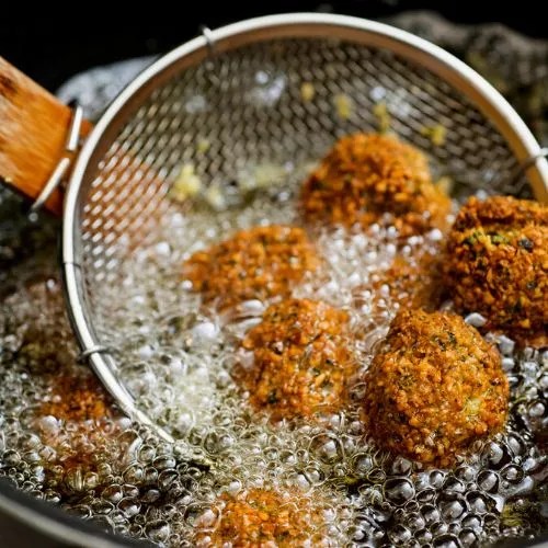 Deep Frying Vs Pan Frying (Detailed Comparison)