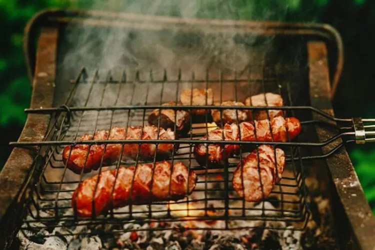 Can You Grill On Rusty Grates? (Expert's Guide)