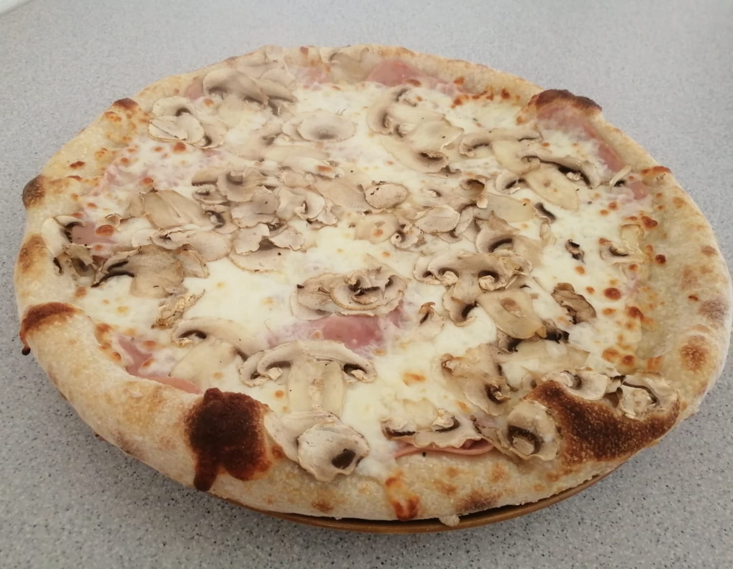 Pizza Prosciutto e funghi grizzlypizza.ro