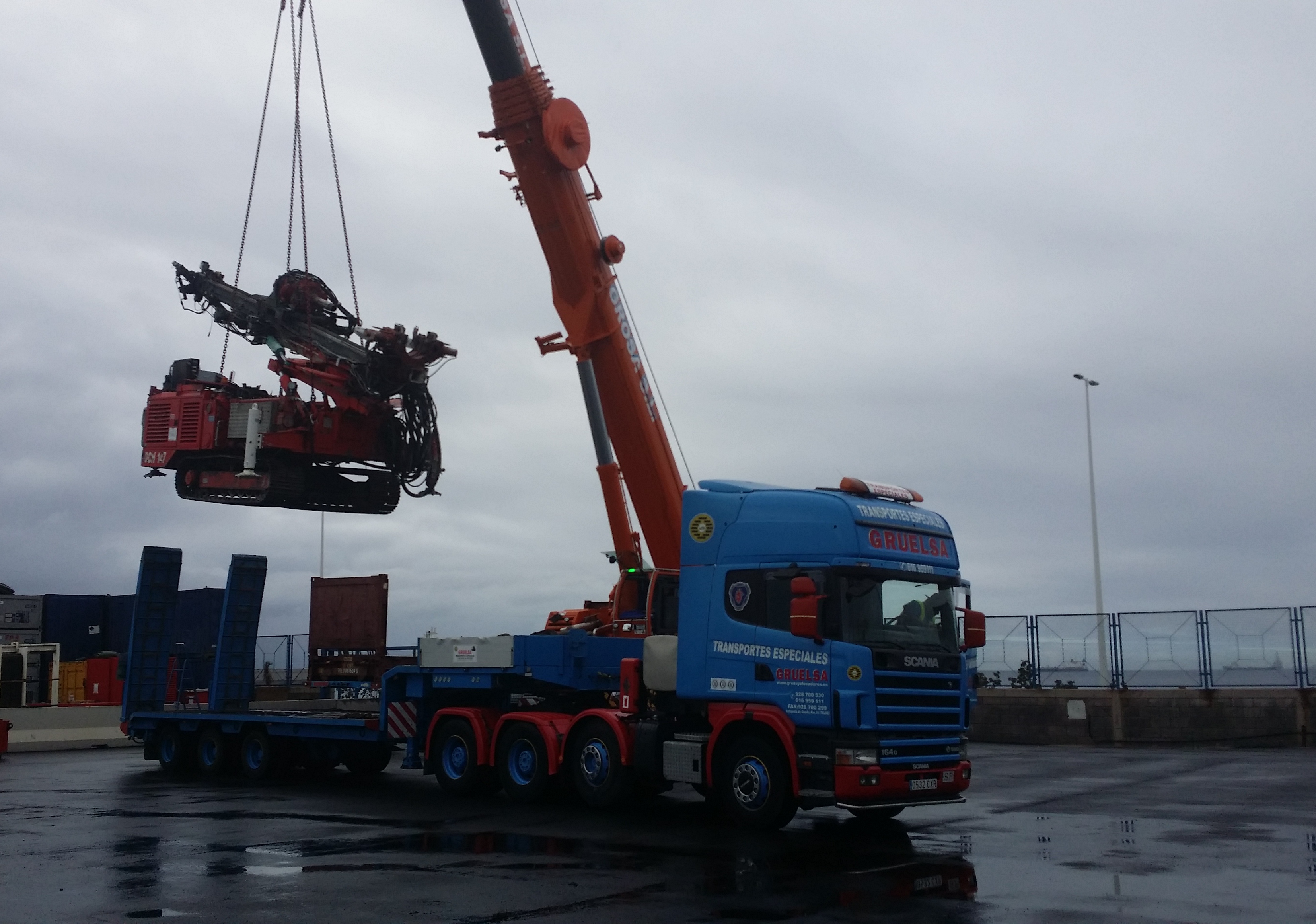 Transporte Especial (perforadora) Alquiler de grúas y carretillas