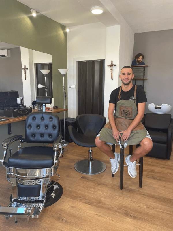 FOTO OTVOREN JE BARBER MATE! Nogometni genij Mate Čolak u svom frizerskom salonu