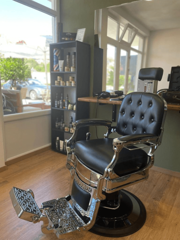 FOTO OTVOREN JE BARBER MATE! Nogometni genij Mate Čolak u svom frizerskom salonu