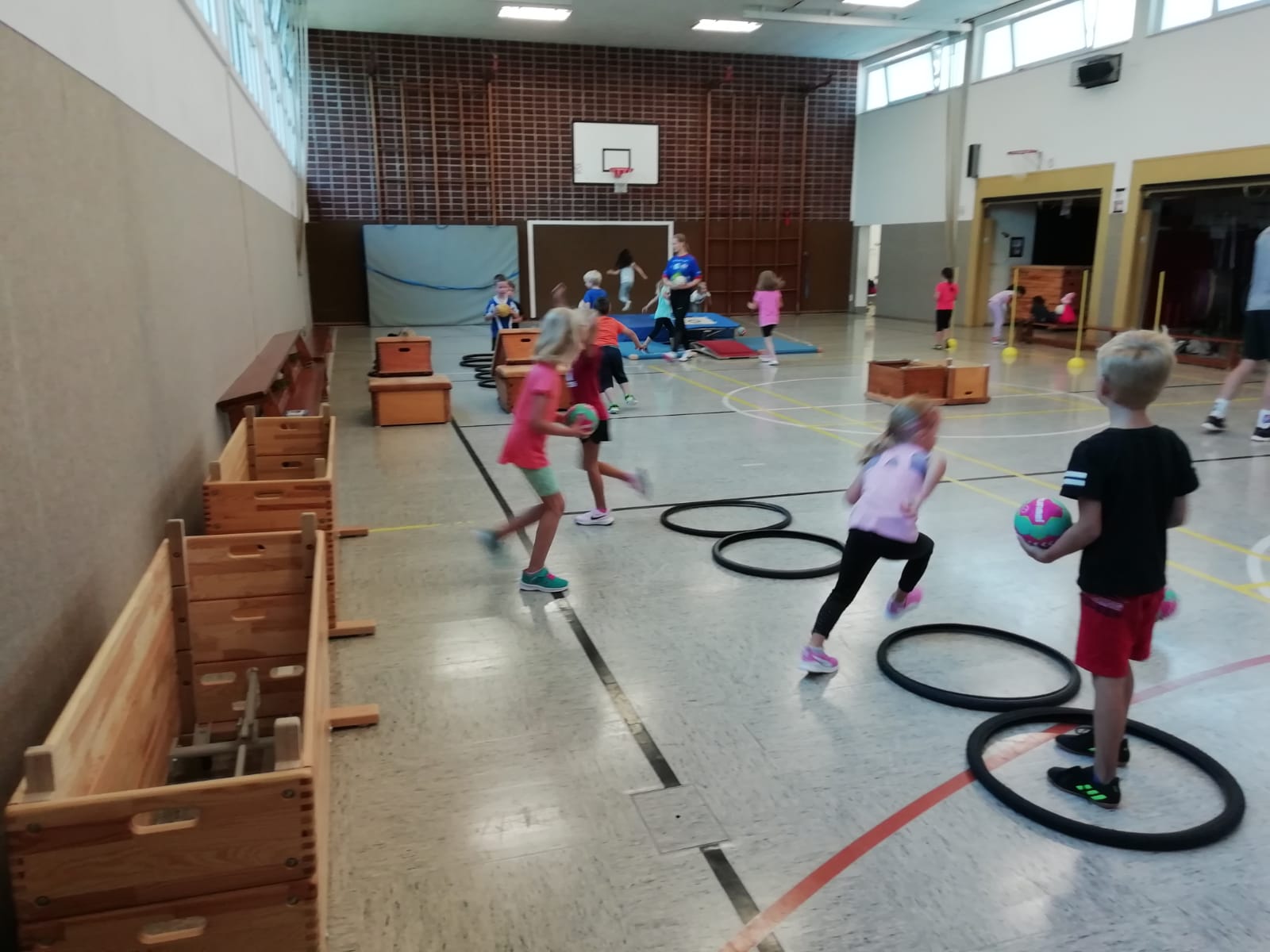 "Wir sind sportlich unterwegs" Handballtraining an der Grundschule