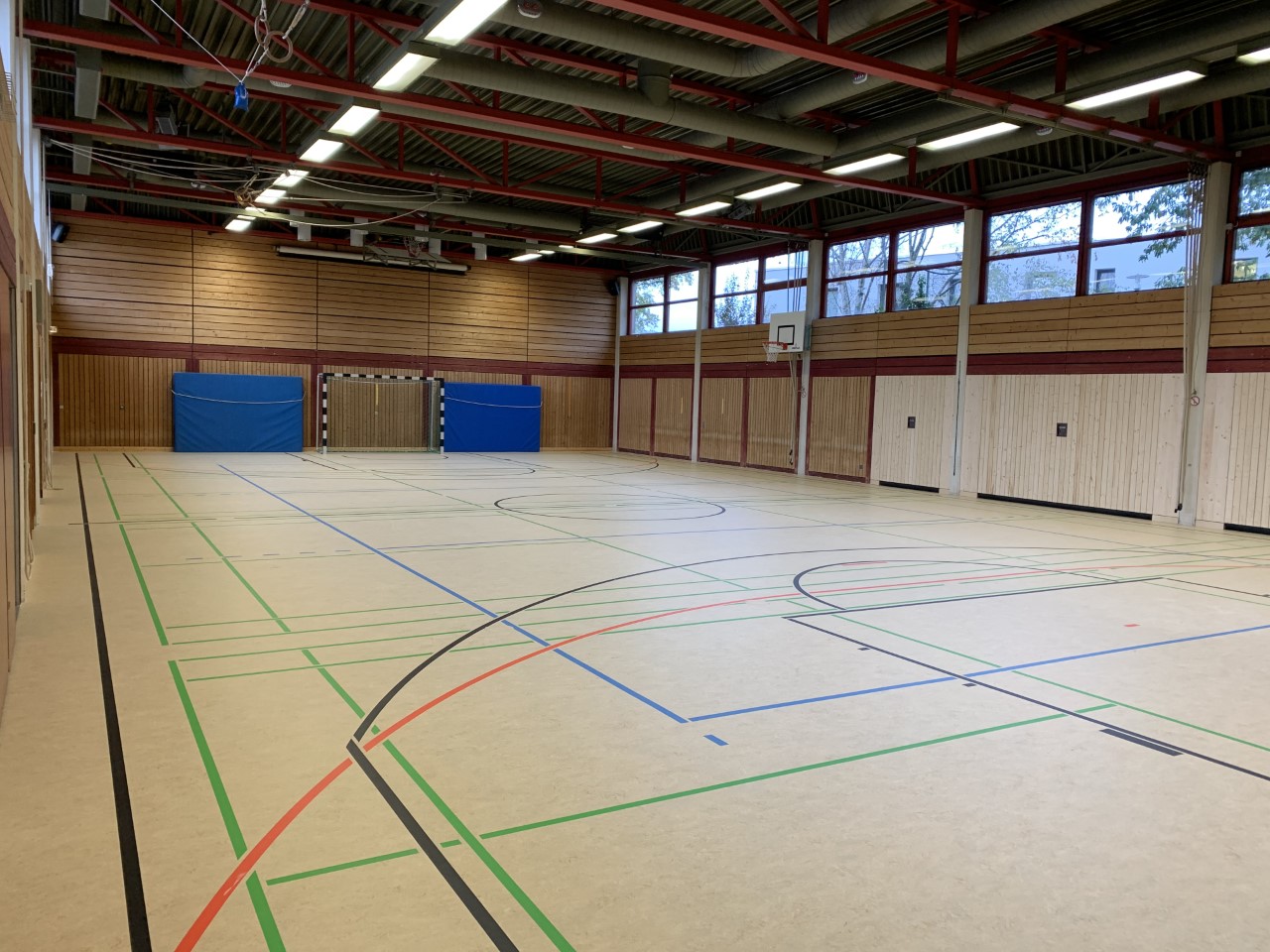 Neuer Boden in der AlfredWaisHalle Grundschule Birkach