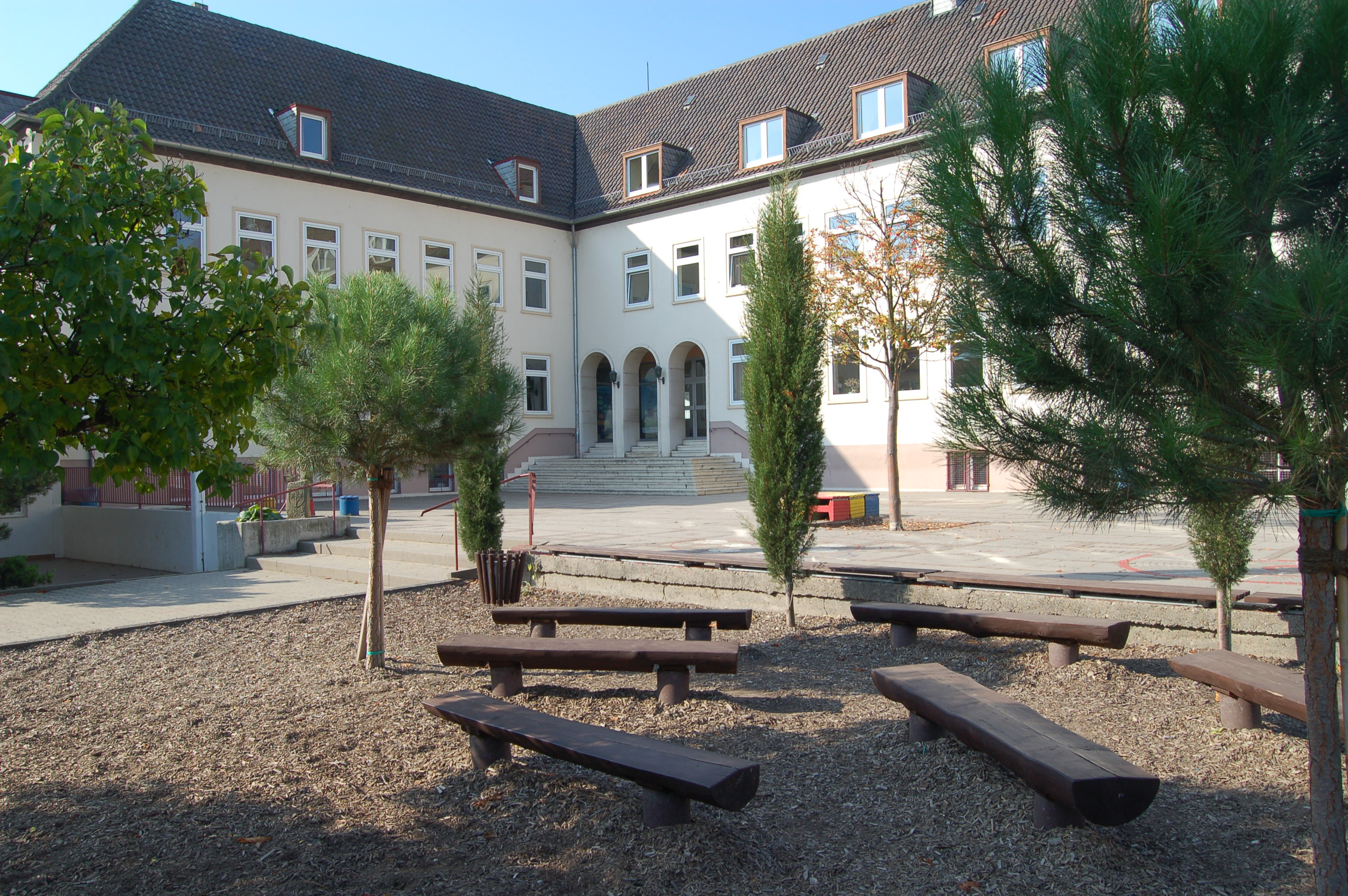 Schule außen Grundschule
