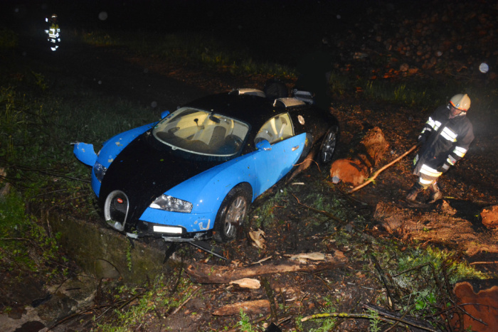 Car Crash Bugatti Veyron Wrecked in Austria GTspirit