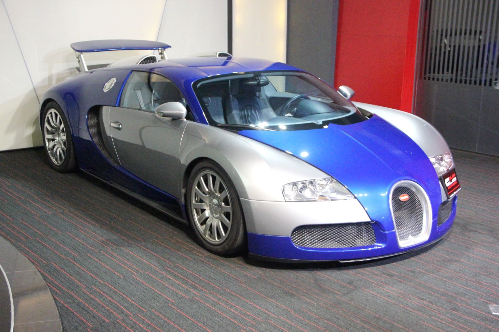 Sexy Blue and Silver Bugatti Veyron For Sale GTspirit