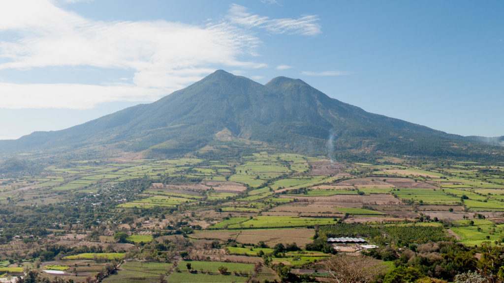 El Chinchontepec de San Vicente El Volcán con Figura de Mujer Guanacos