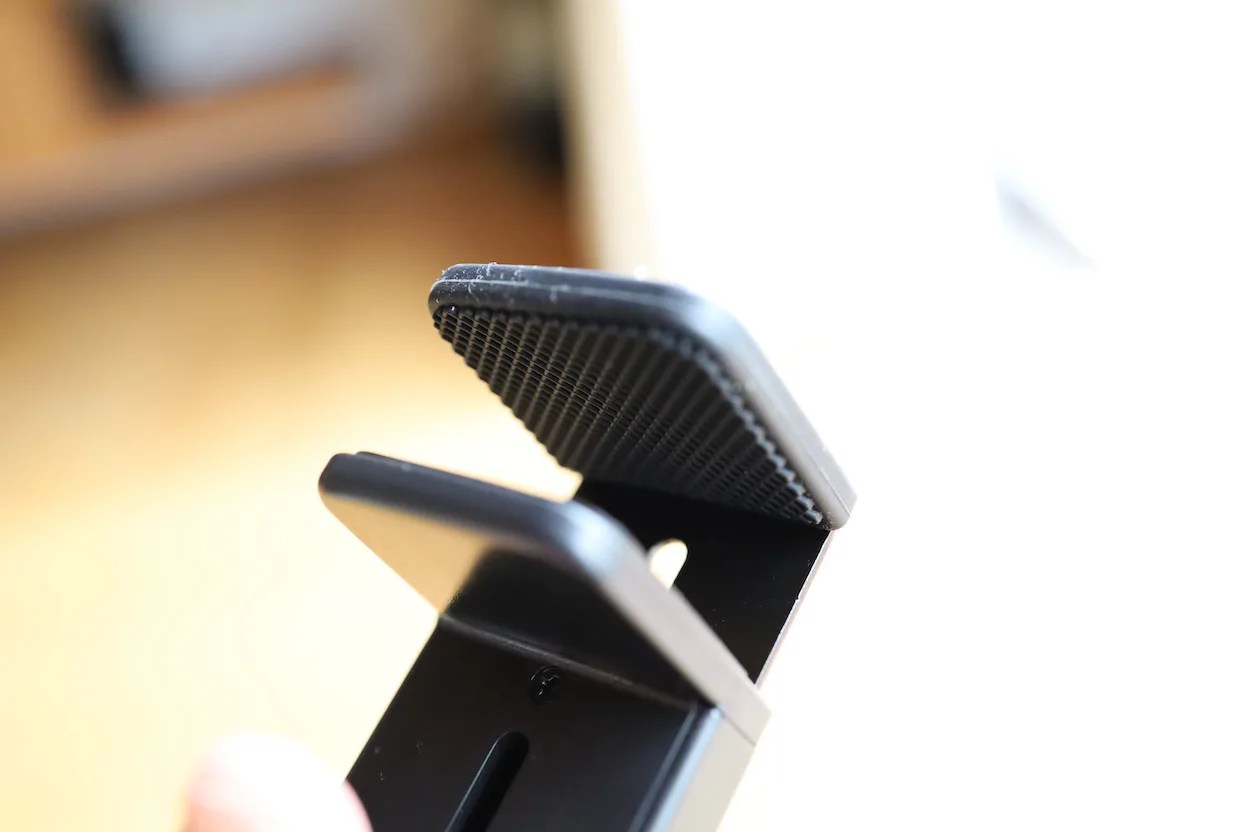 【スマホをWebカメラに】iPhoneスタンドでWebカメラの代用にする方法やメリット【有線・無線も】 もとログ