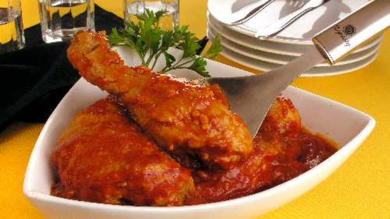 Frango de panela com molho de tomate: aproveite o prato fácil