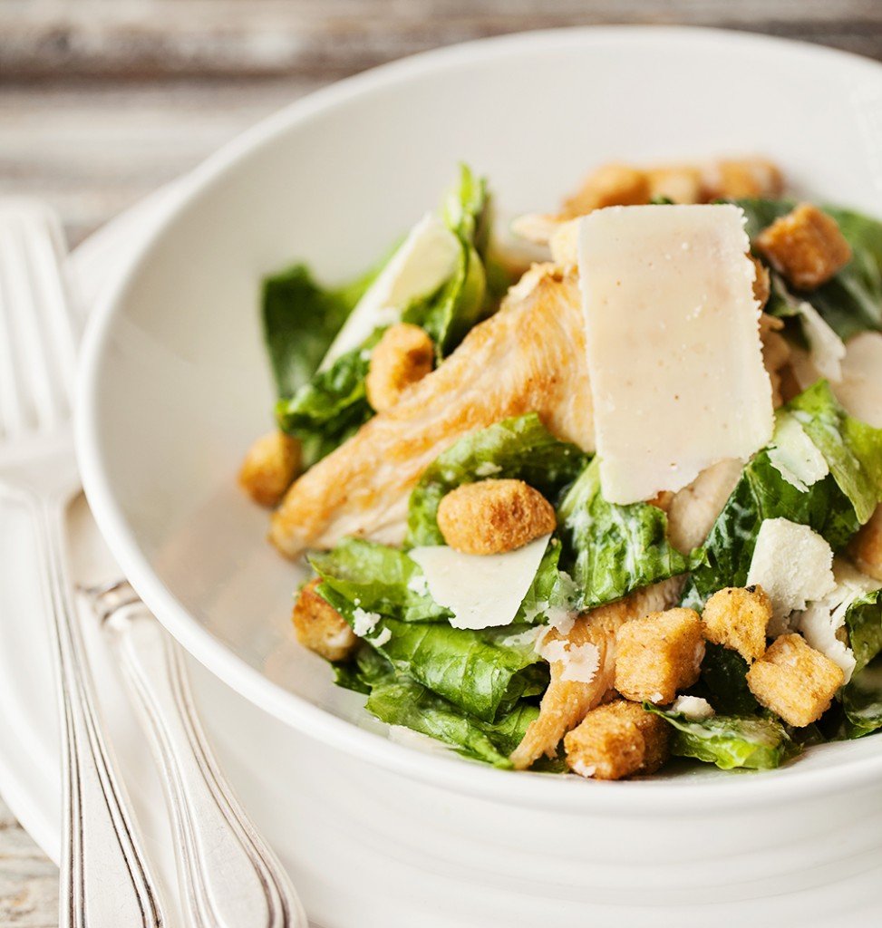 Salada Homemade com molho Caesar Guia dos Solteiros