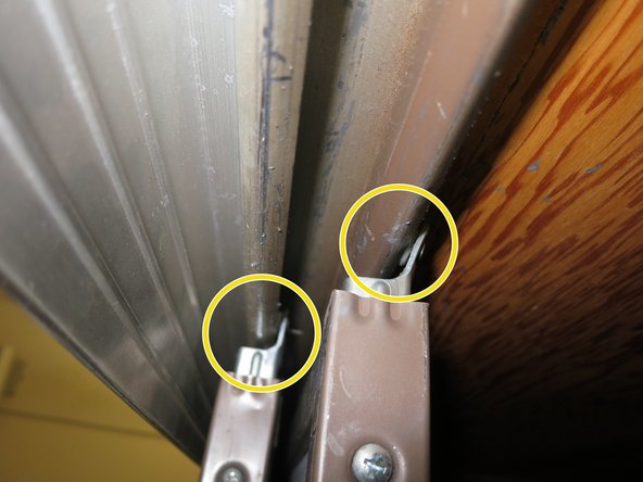 Comment replacer une porte de placard coulissante dans ses rails - Tutoriel  de réparation iFixit