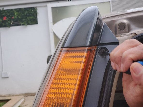 Замена лампы заднего фонаря Honda CR-V 2001-2006 гг. - HD01