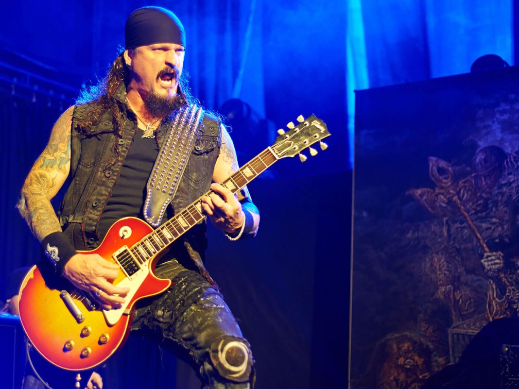 Iced Earth guitarist Jon Schaffer appears to charge at police during