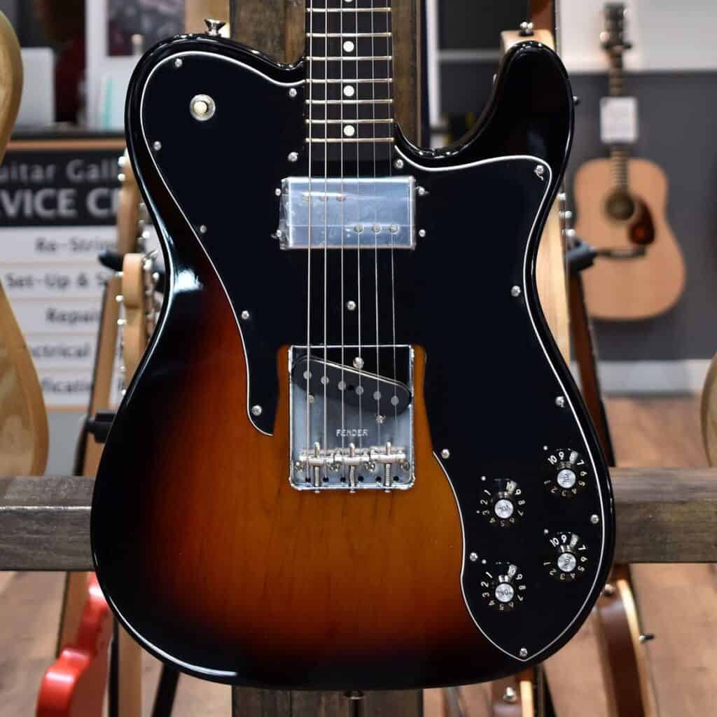 What are the differences between single coil and humbucker guitar pickups?