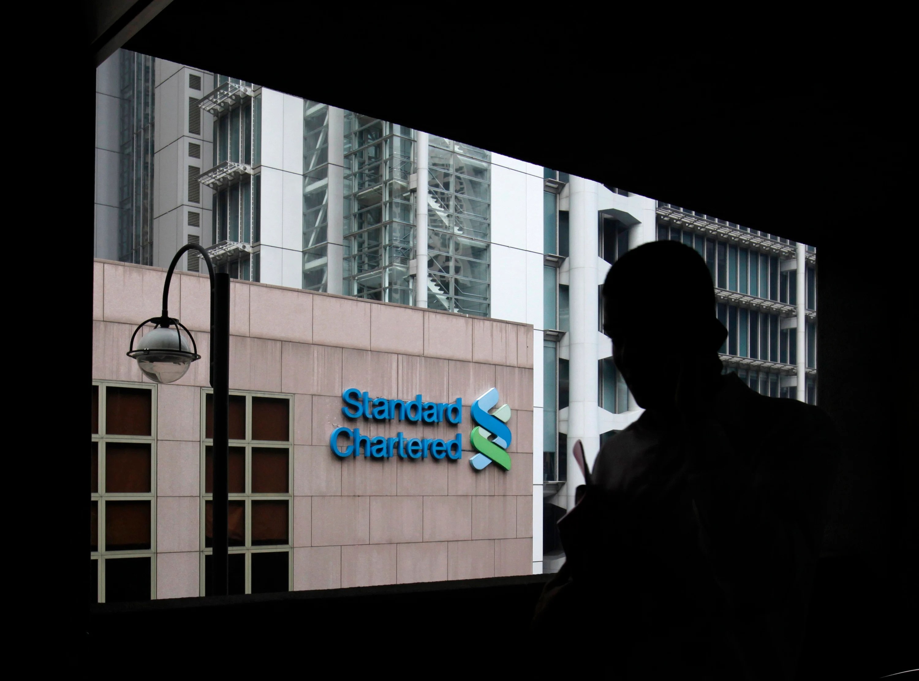 US Probing Standard Chartered Over Dubai Banking