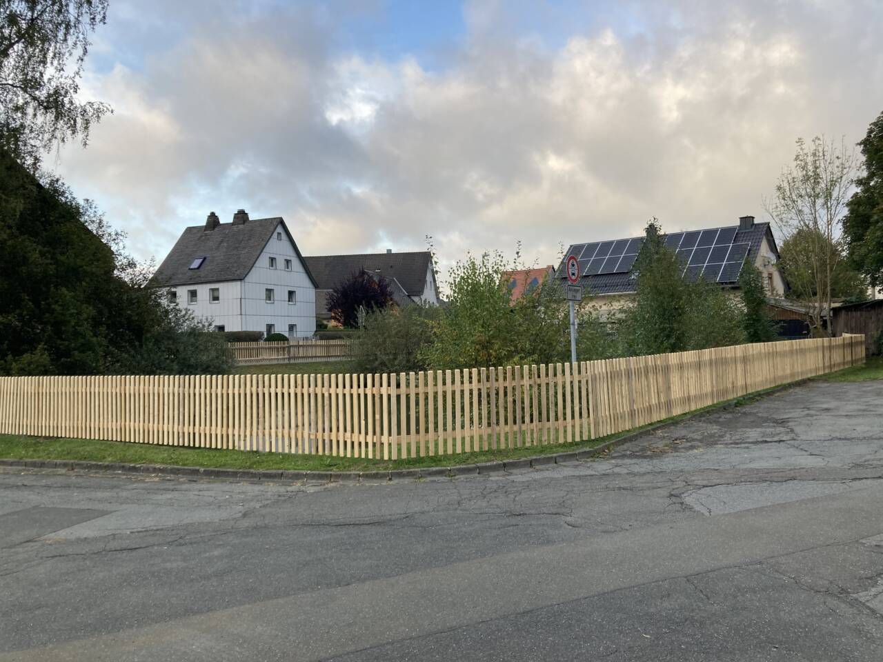 Blick von der anderen Seite auf den neuen Zaun.