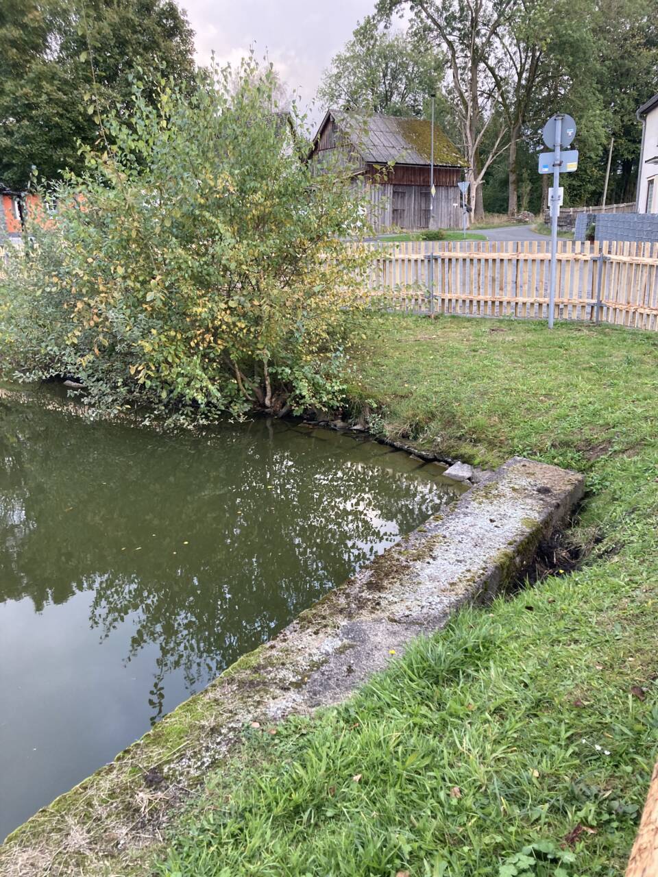 Blick auf die Staumauer mit sichtbarer Beschädigung.