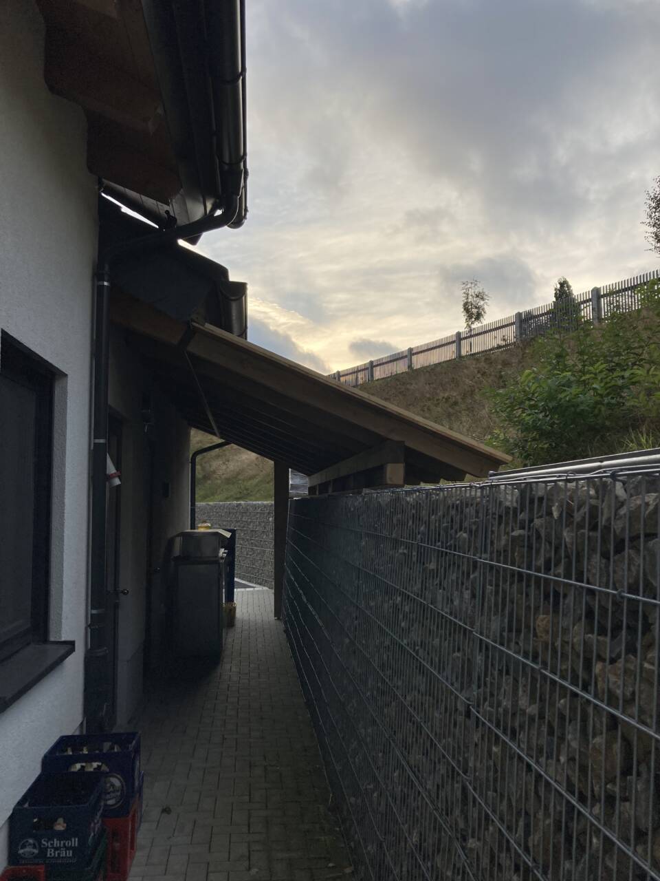 Neuer Anbau der Überdachung von der Rückseite aus gesehen