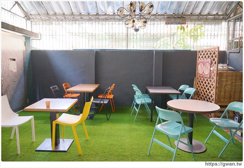 [台中咖啡廳●一中商圈] CALA 嘎拉咖啡 -- 我從販賣機走出來了 | 一中也有韓國販賣機咖啡廳