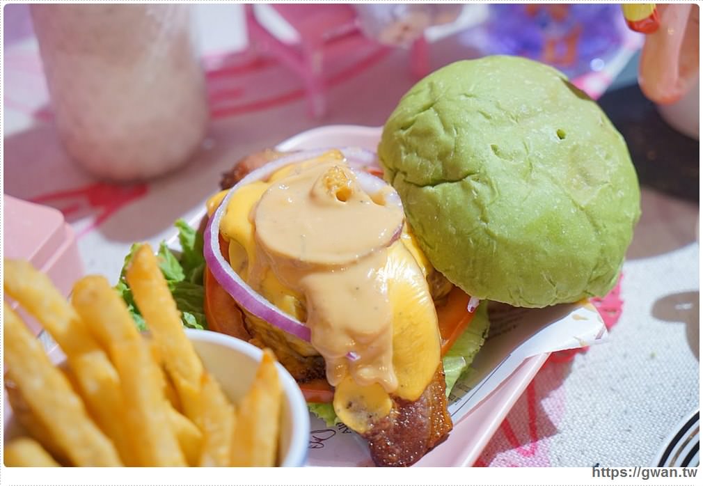 [板橋早午餐●亞東醫院站] 維京女王 -- 板橋網美咖啡廳 | 夢幻粉紅屋裡有好吃早午餐