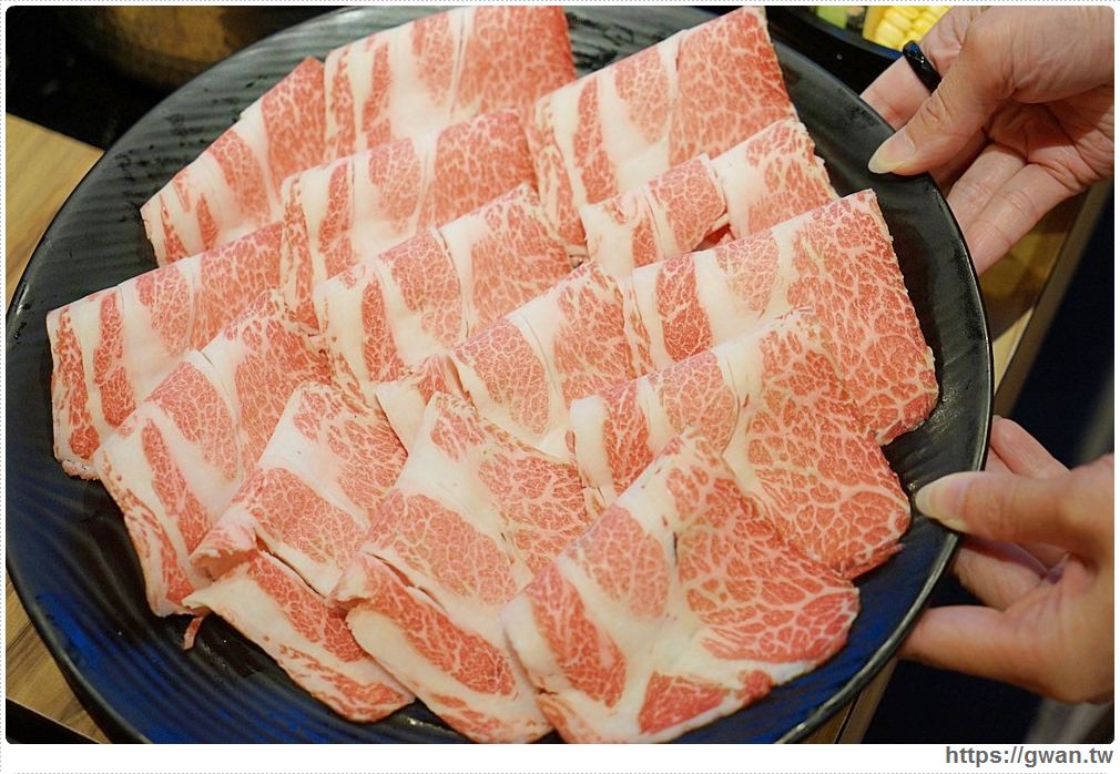 台中沙鹿火鍋 | 宇良食巨無霸肉盤+浮誇手臂蝦，無霸三人套餐超值份量海陸通吃