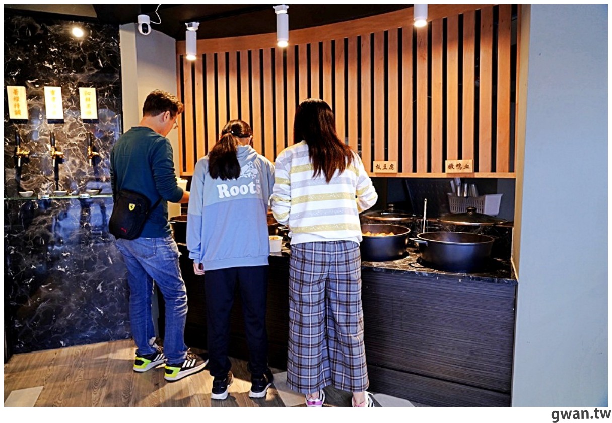 麻入口五種主餐任你裝到滿，排骨、鴨血、臭豆腐堆高高竟然只要79元！