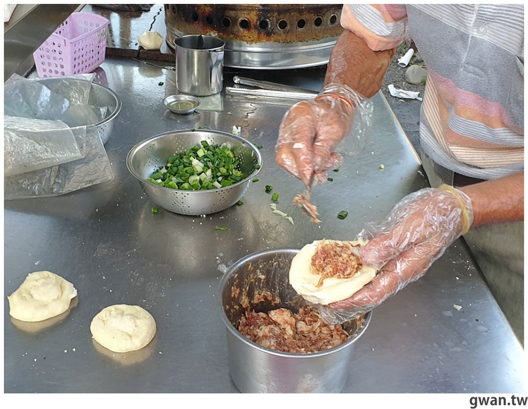 在地人推薦！現包現煎的古早味蔥肉餅，開攤就滿滿人潮