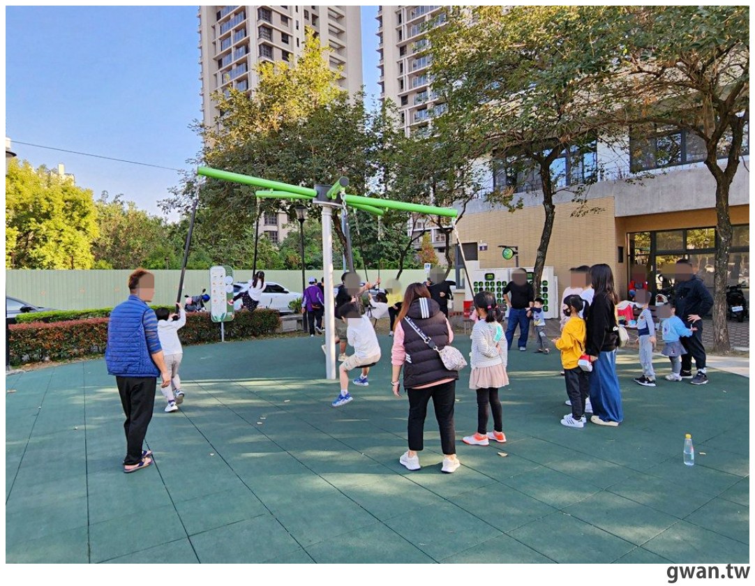 泉源兒童交通主題公園｜台中最新親子公園，迷你街道空間，還有鐵路平交道