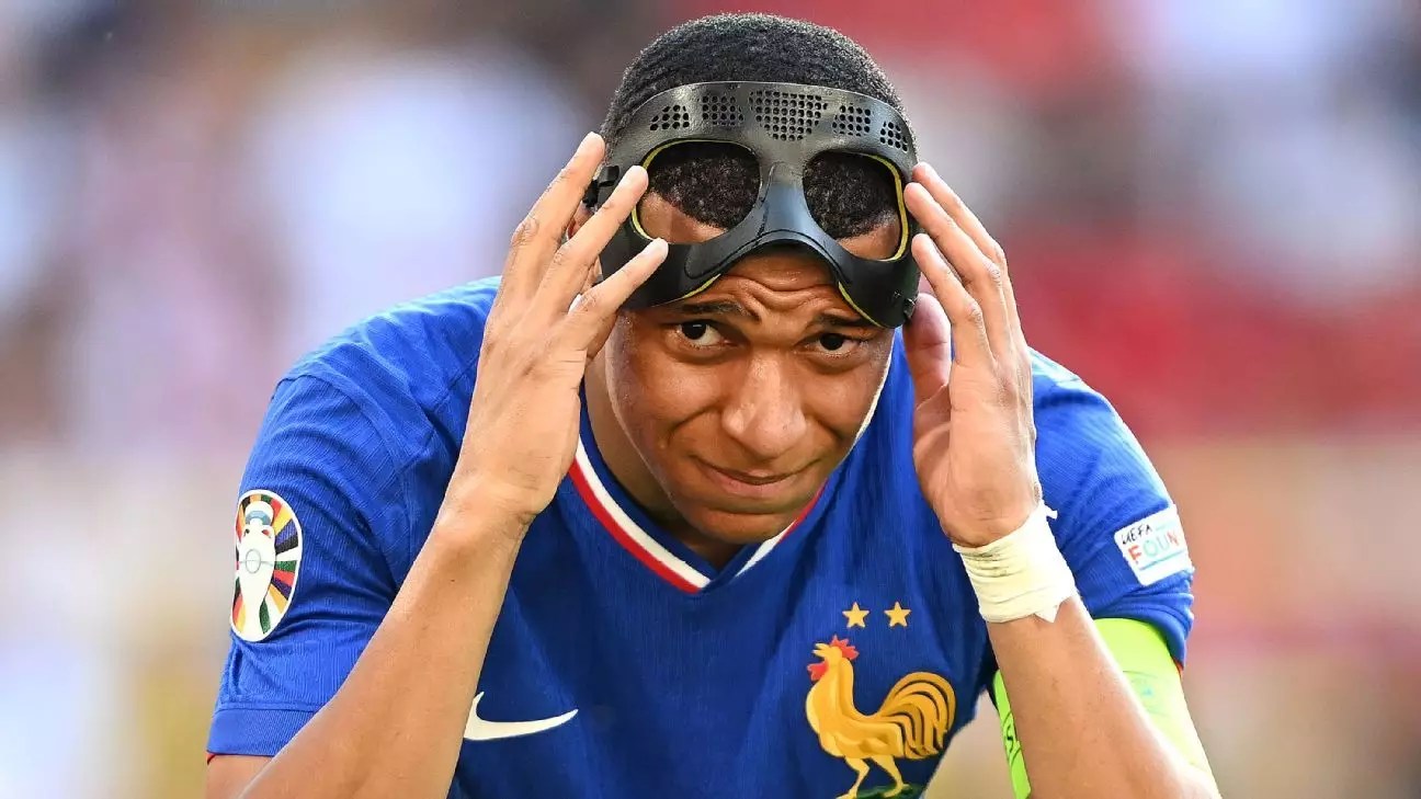 The struggles of Kylian Mbappé with a mask