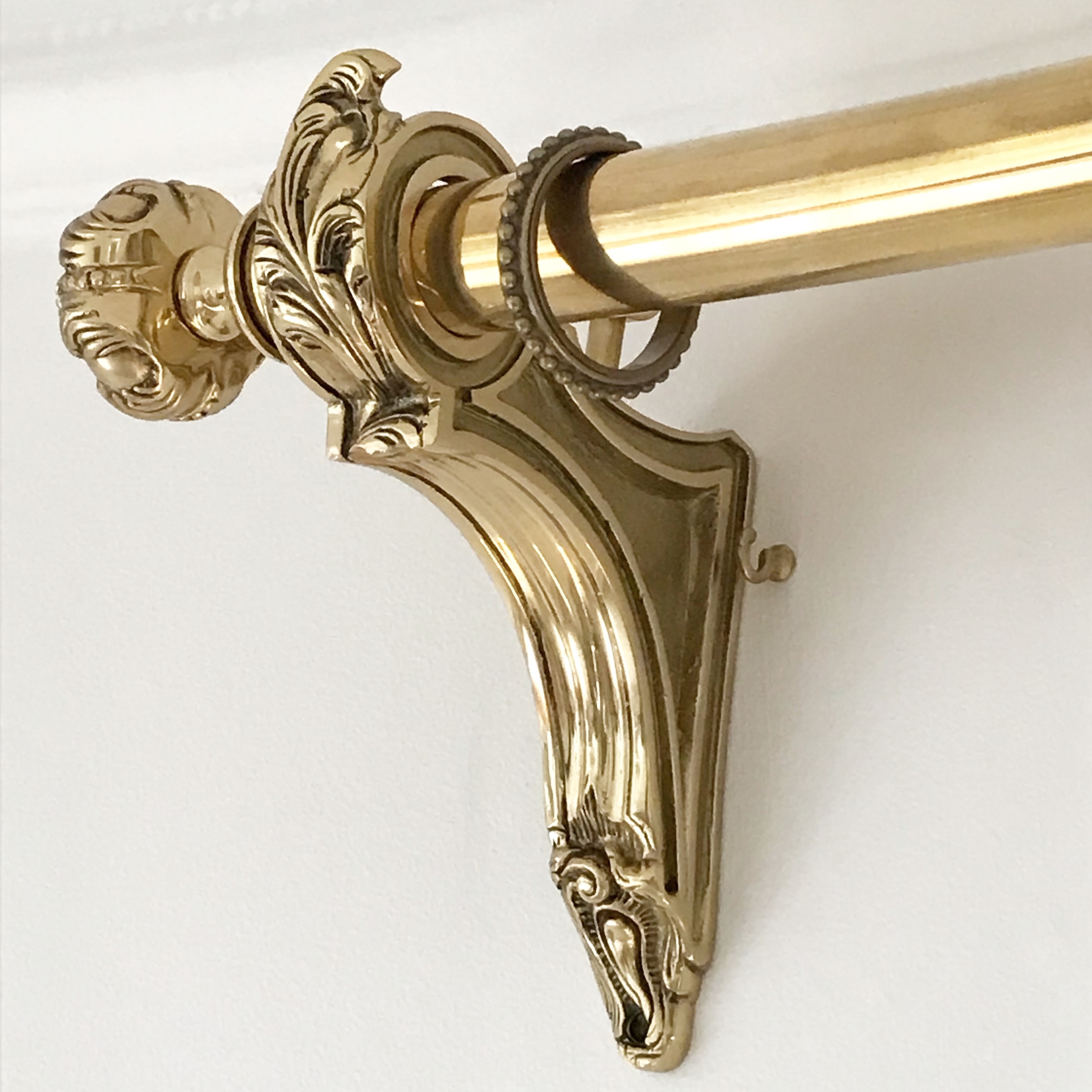 guld gardinstång Franska Gardinstänger I Mässing - Houlès Paris - Hos Alegni Interiors