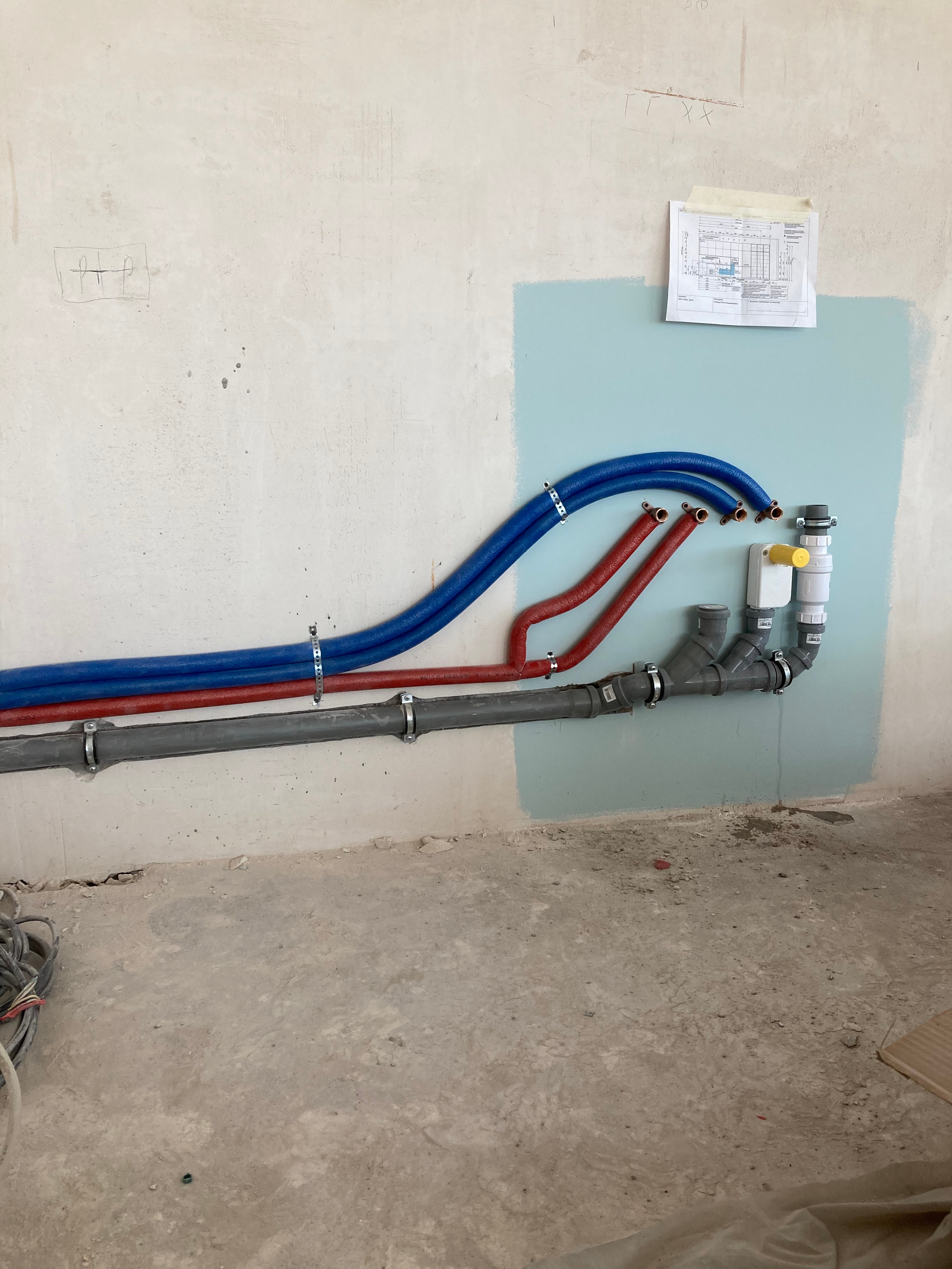 Справа сухой сифон для мультиварки и сифон для посудомоечной машины.