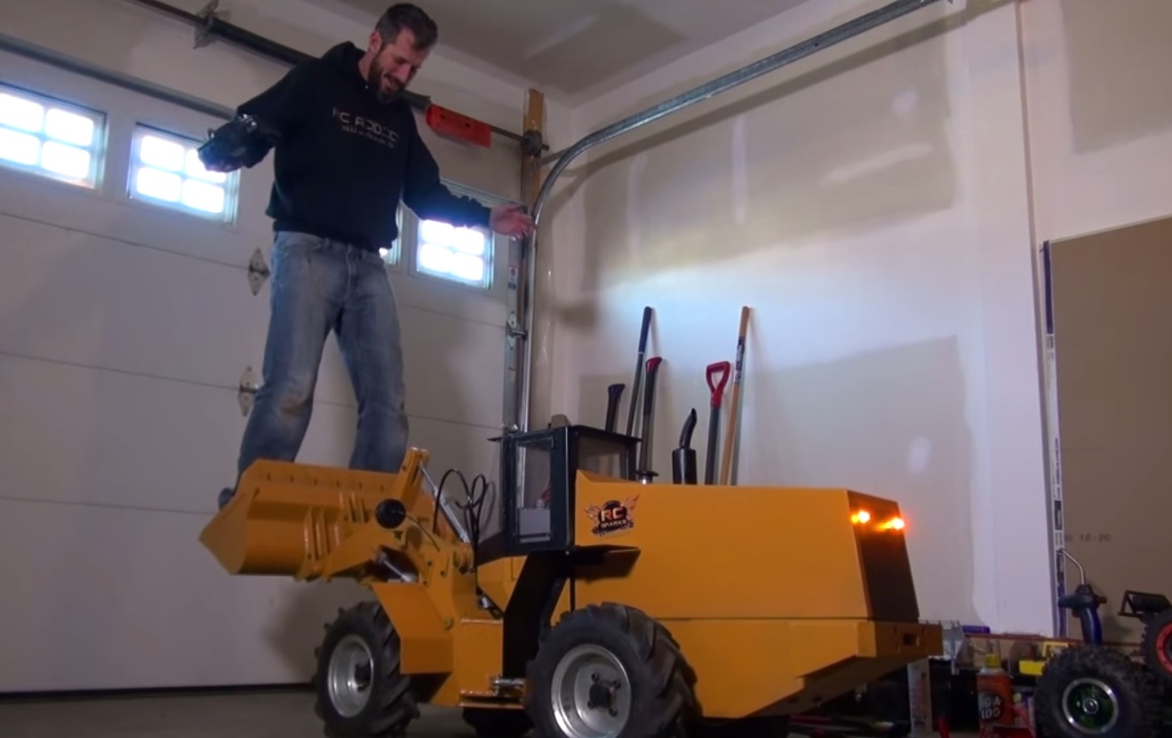 R/C Wheel Loader Clears Snow, Lifts People Hackaday