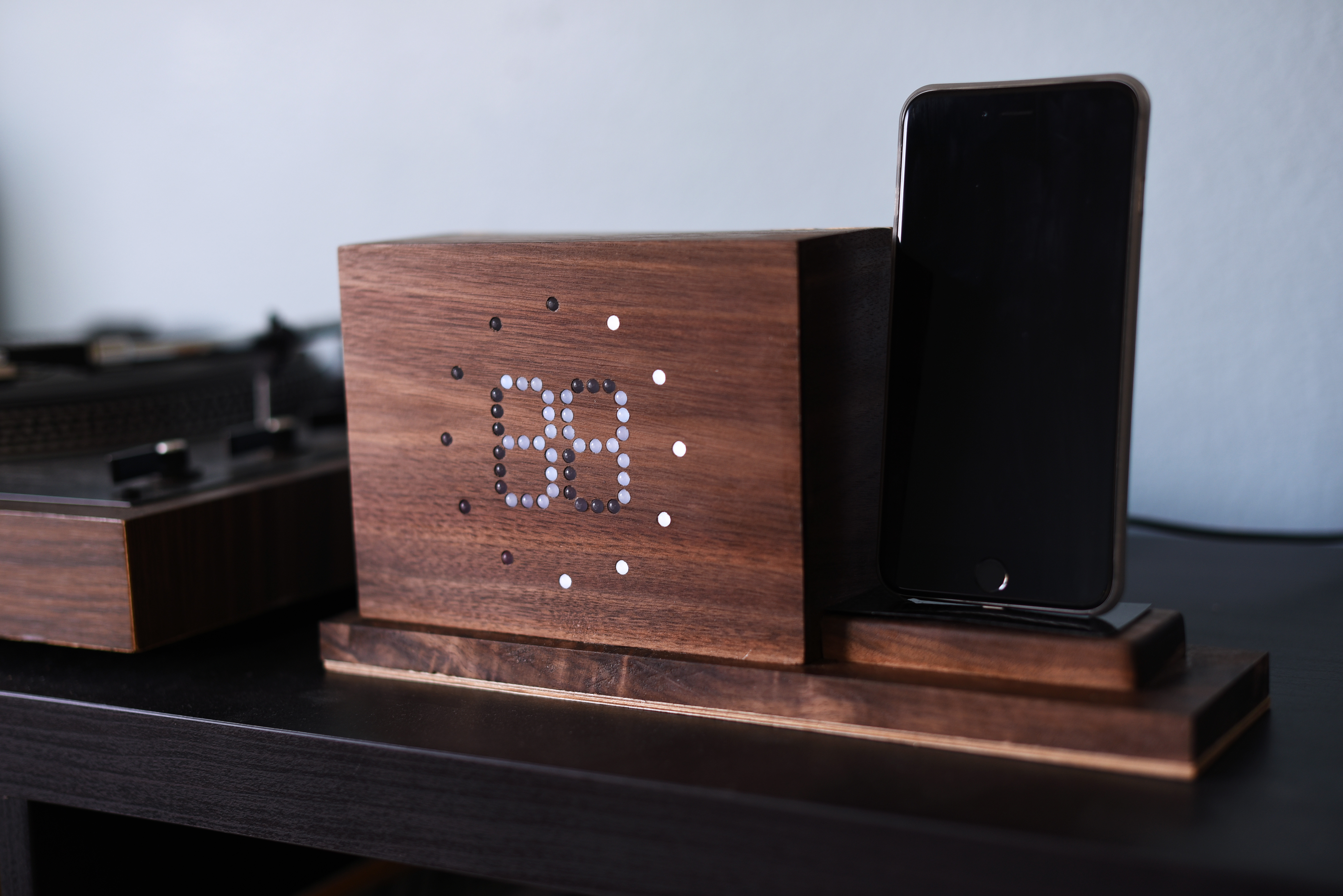 Digital Clock + IPhone Dock Hackaday