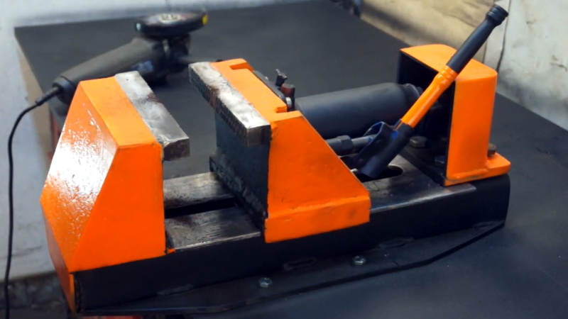 Hydraulic Bench Vise A Masterpiece Of Scrap Metal And Angle Grinding