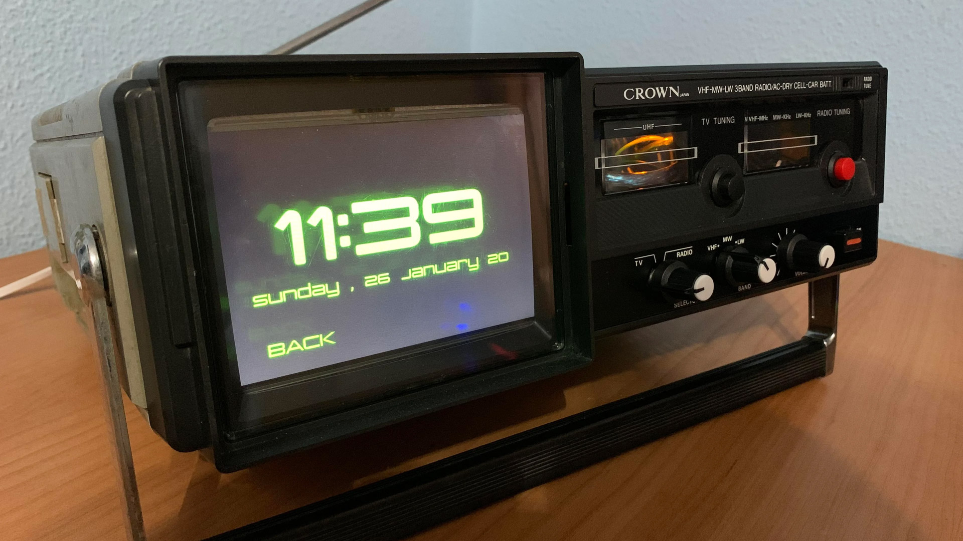 FalloutInspired Clock Radio Helps You Party Like It’s 2077 Hackaday
