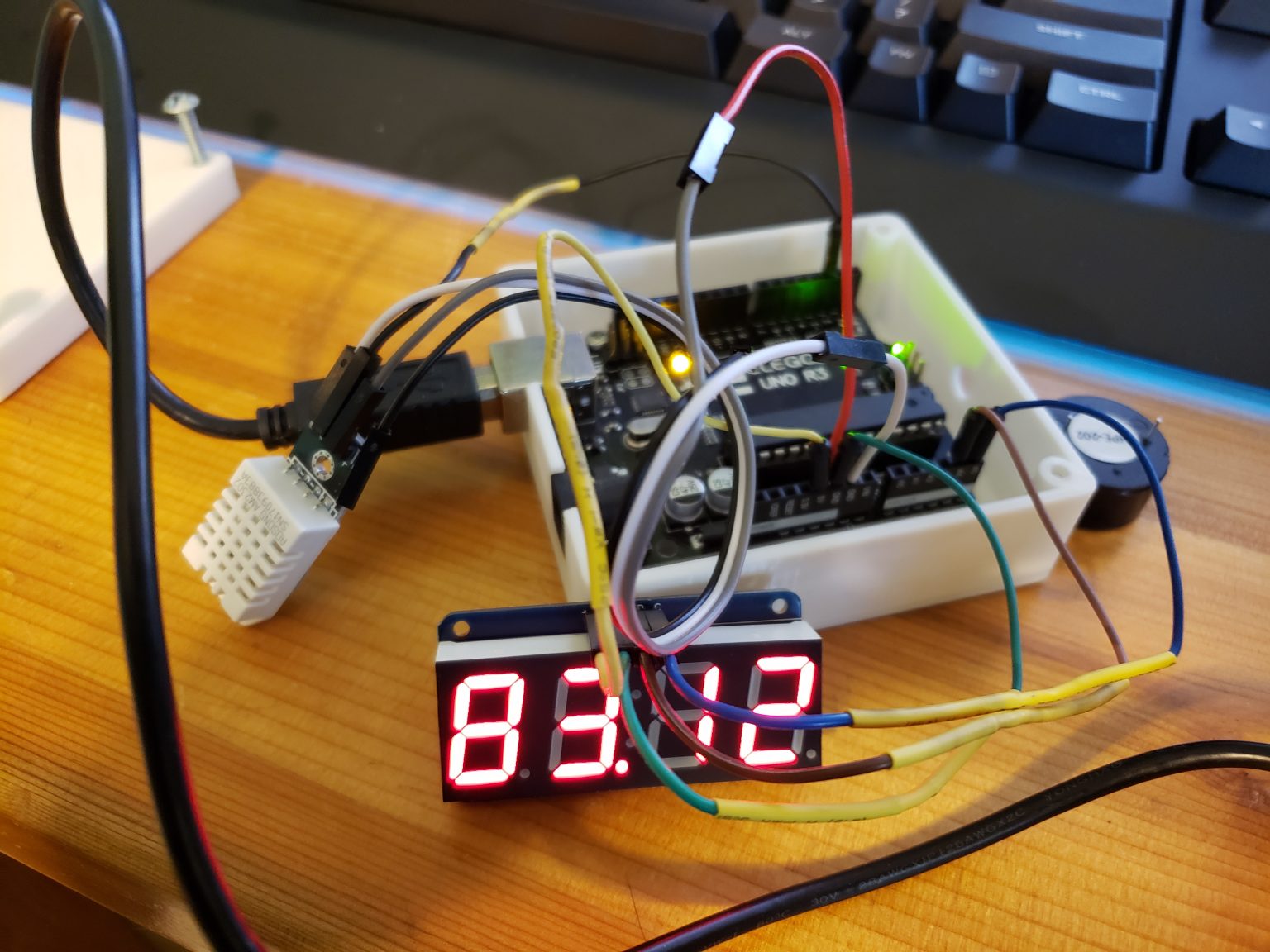 This Freezer Failure Alarm Keeps Your Spoils Unspoiled | Hackaday