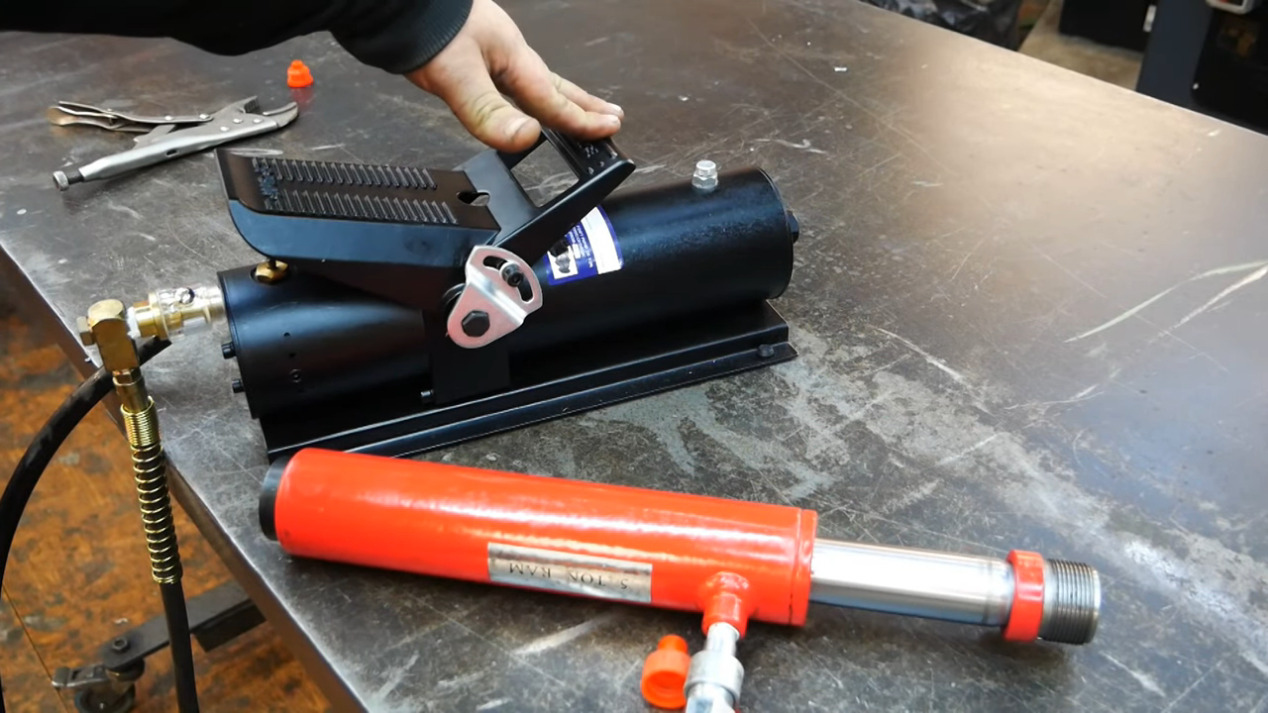 A Hydraulic Bench Vise, Made On The Bench Hackaday