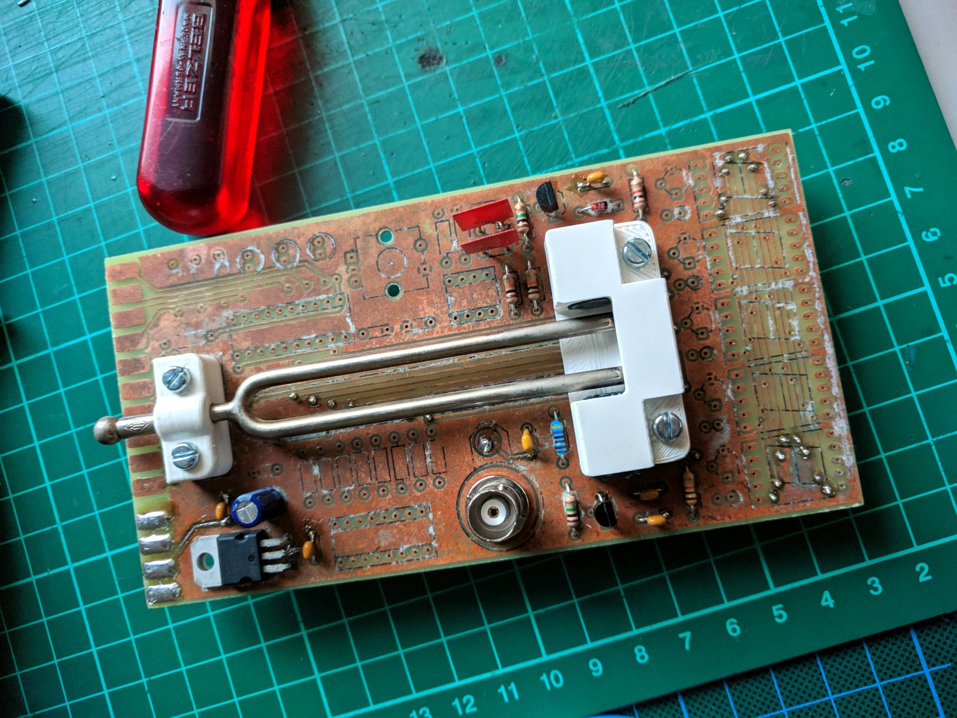 Tuning Fork Keeps This Throwback Digital Clock Ticking Hackaday
