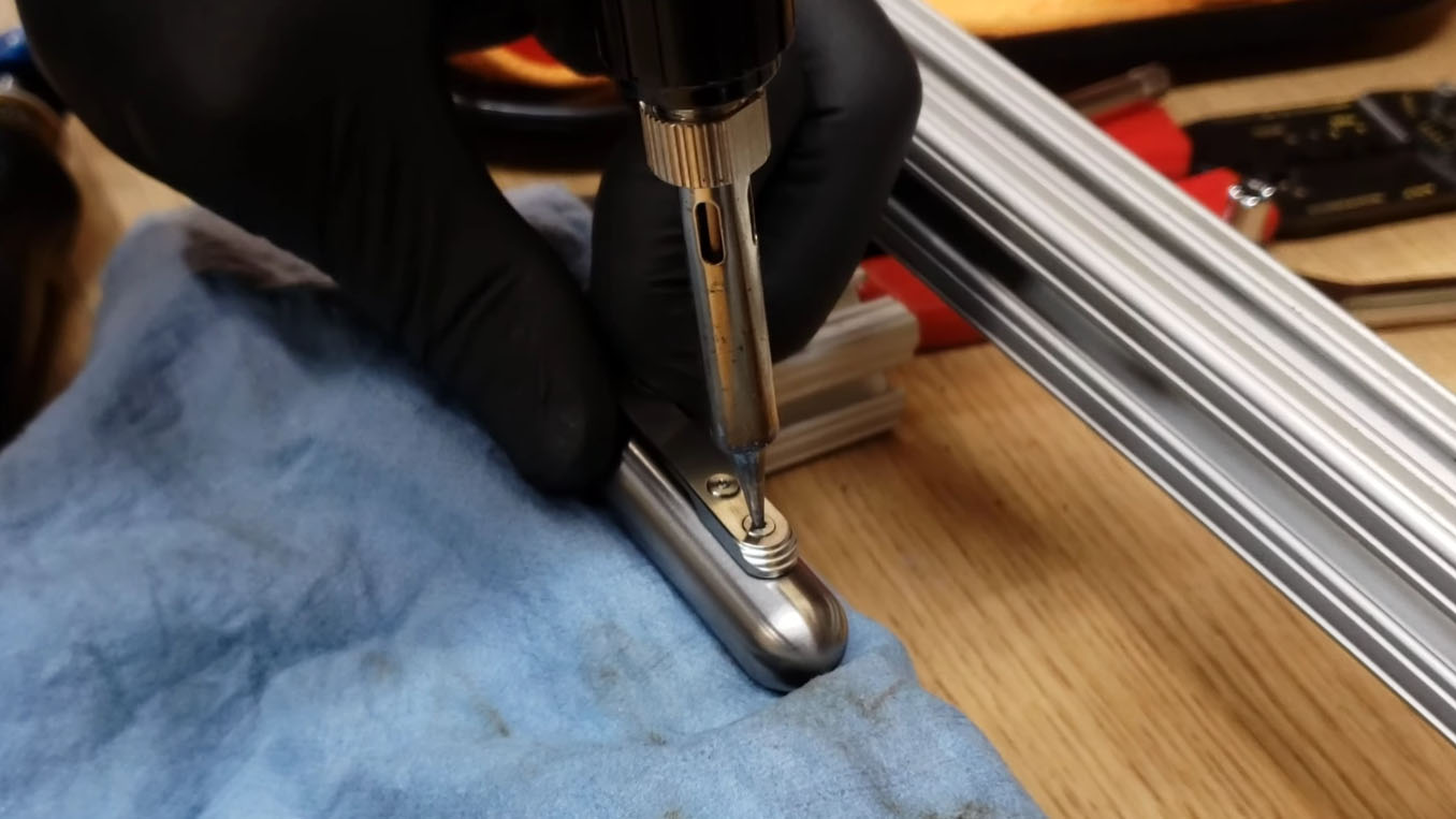 Removing Threadlocked Screws With A Soldering Iron Hackaday