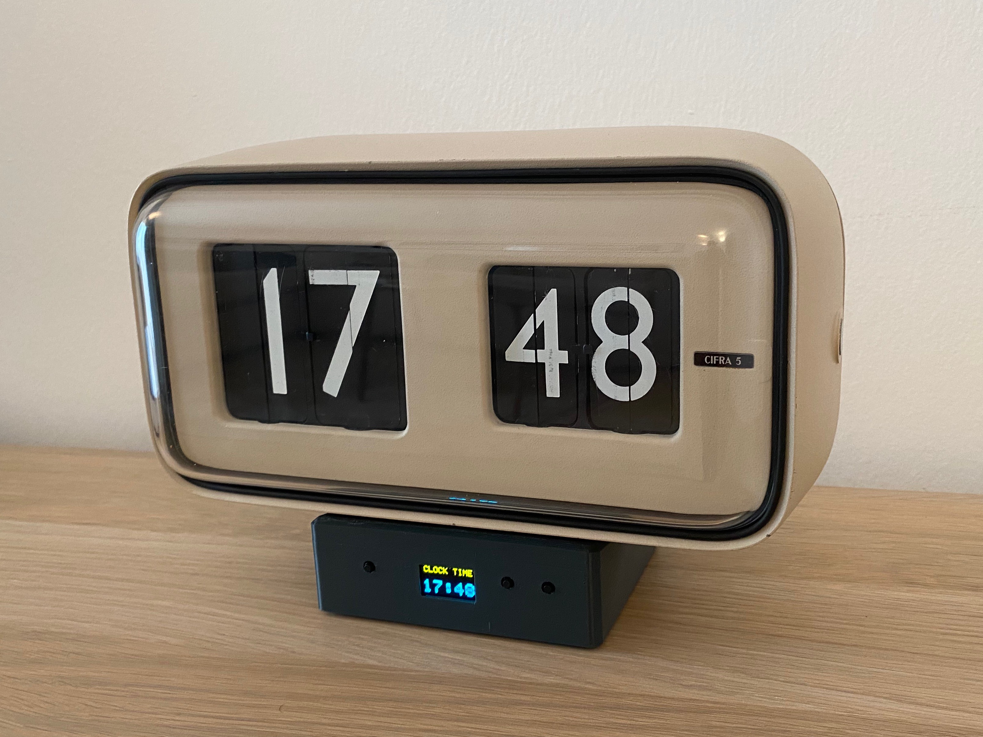 A Solari Mechanical Digital Clock Hack With A Little Extra Hackaday